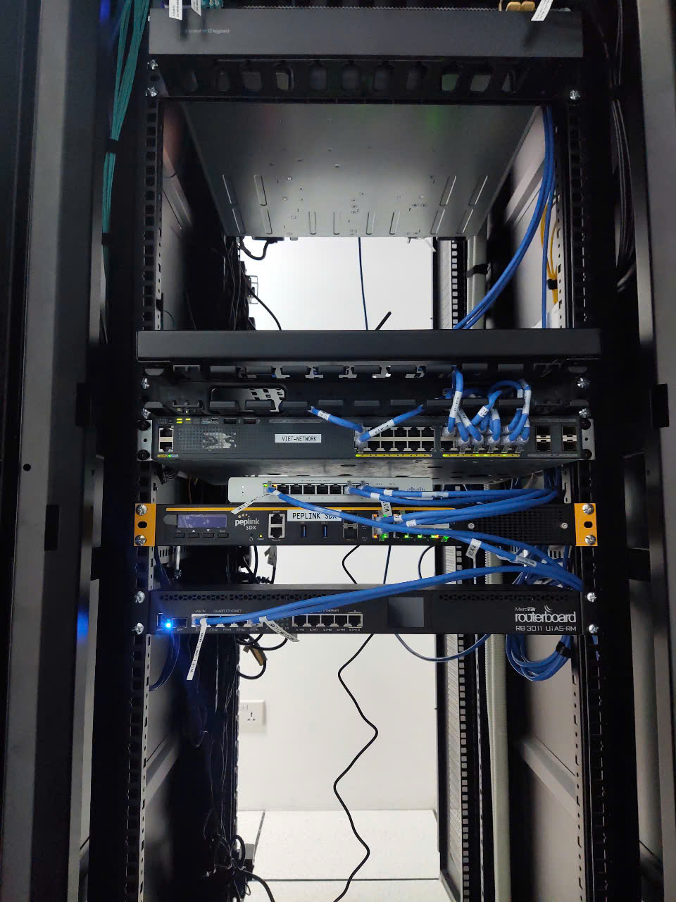Kỹ thuật viên WiFi24h thi công WiFi ngân hàng